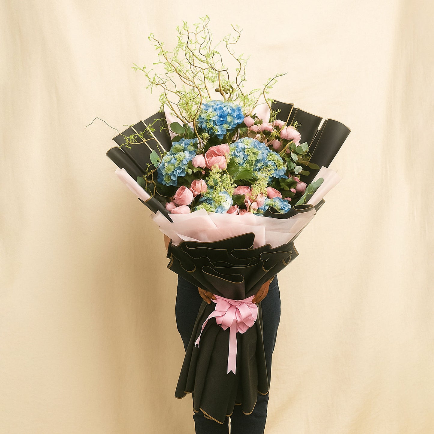 Hydrengea And Boombastic Roses Long Bouquet